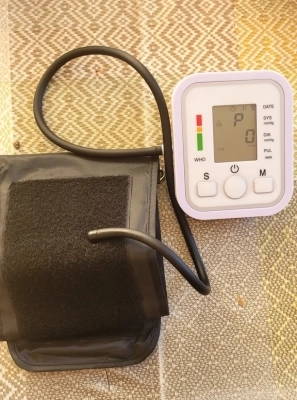 6659408-large-review-tonometer-for-pressure.webp