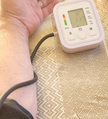 6659411-large-review-tonometer-for-pressure.webp