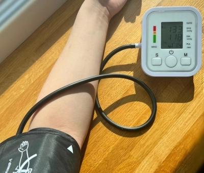 6659414-large-review-tonometer-for-pressure.webp
