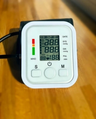 6659417-large-review-tonometer-for-pressure.webp